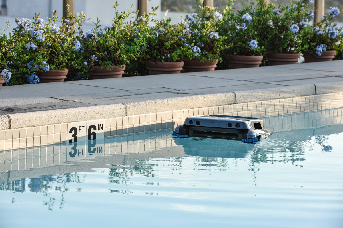 Beatbot iSkim Ultra cleans a pool's edges