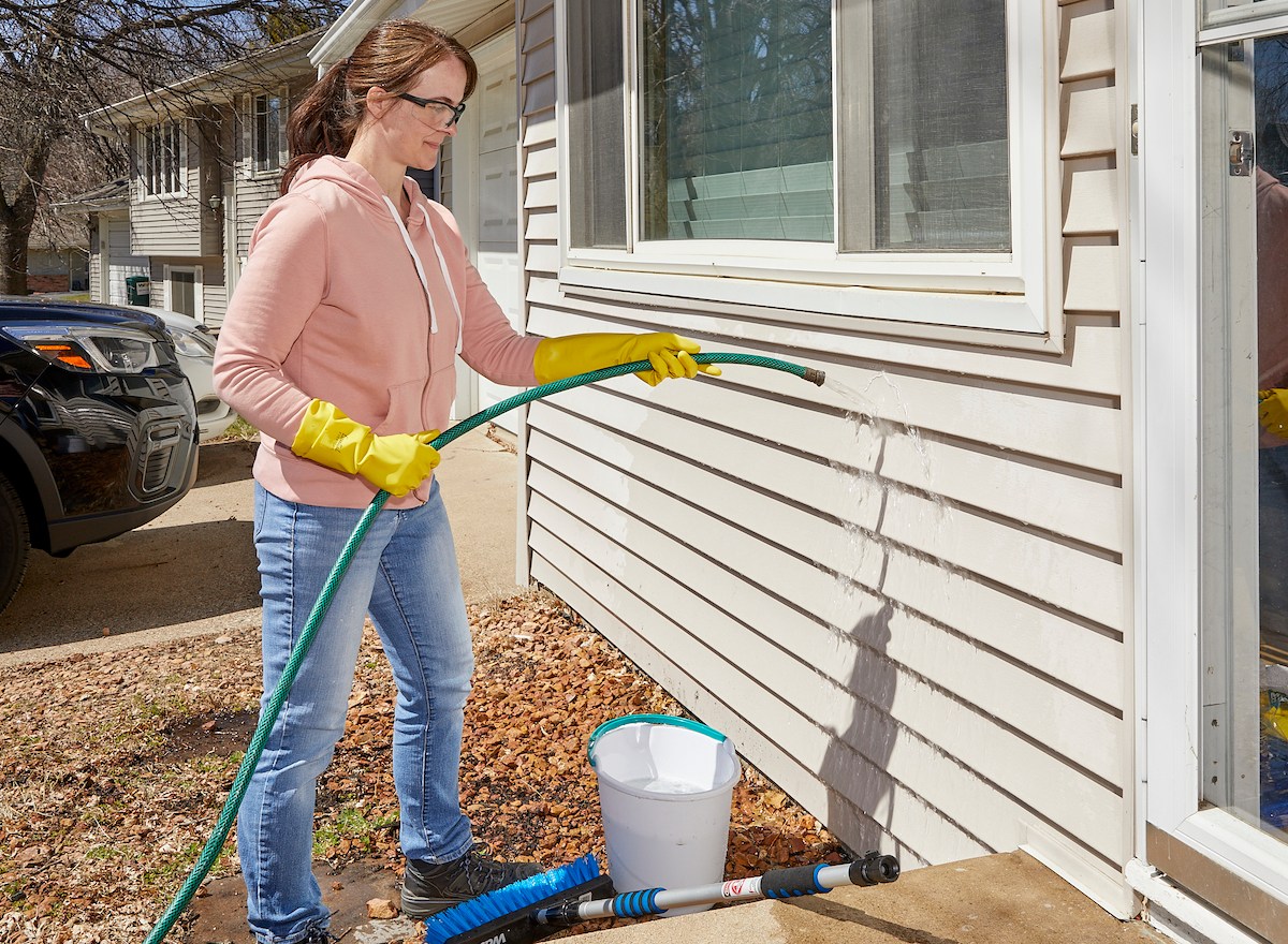 Step 4 Rinse How to Clean Vinyl Siding: Step-by-Step Instructions With Photos – KJ Home