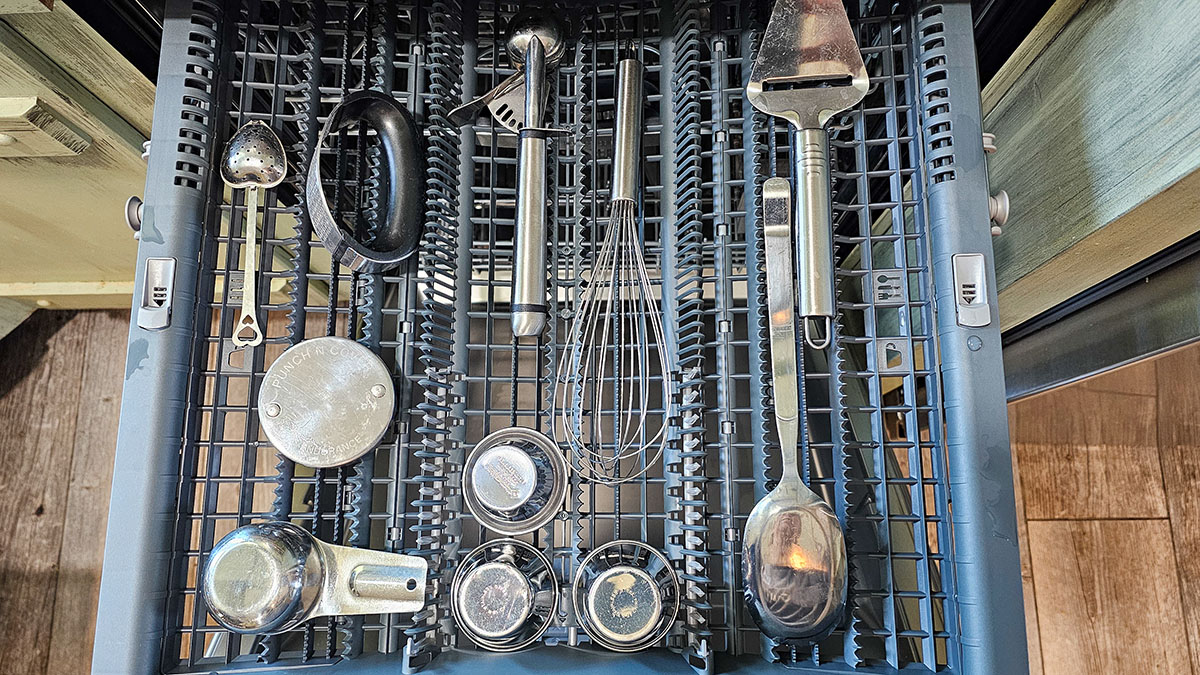 Bosch Dishwasher Review Image of third pull-out rack