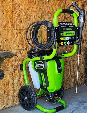 Pressure washer Greenworks 3000 stored vertically