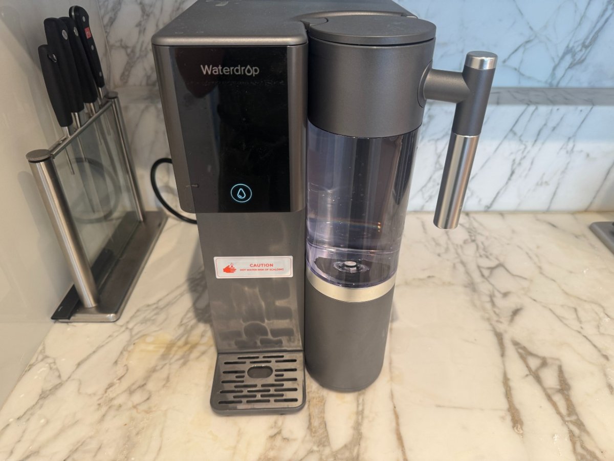 Waterdrop A12 in use on a countertop