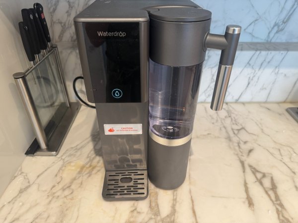 Waterdrop A12 in use on a countertop