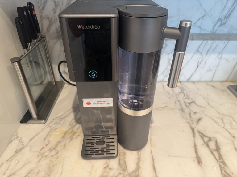 Waterdrop A12 in use on a countertop