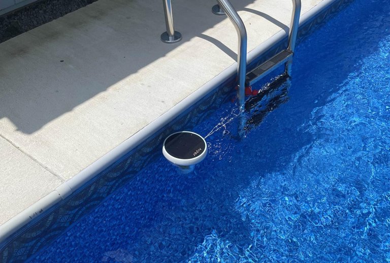 Aiper Hydrocomm in the pool 02