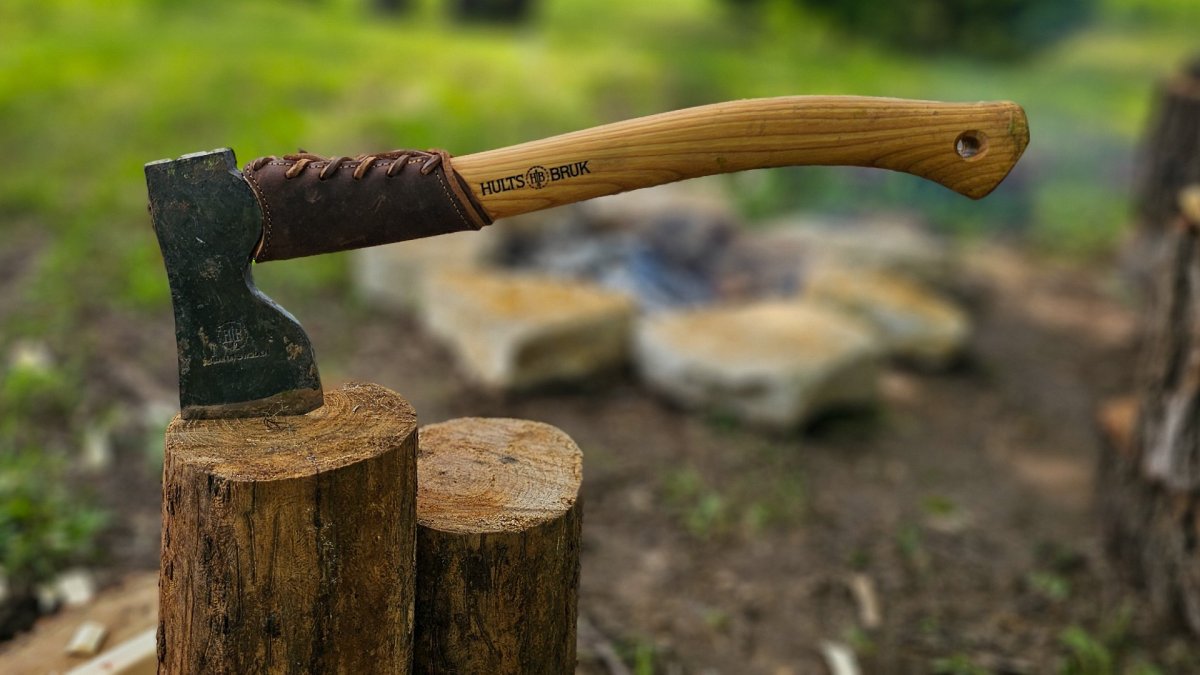 Hults Bruk Spika Axe on log