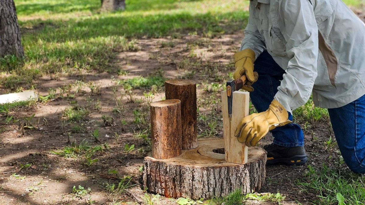 Splitting kindling with Hults Bruk Spika Axe