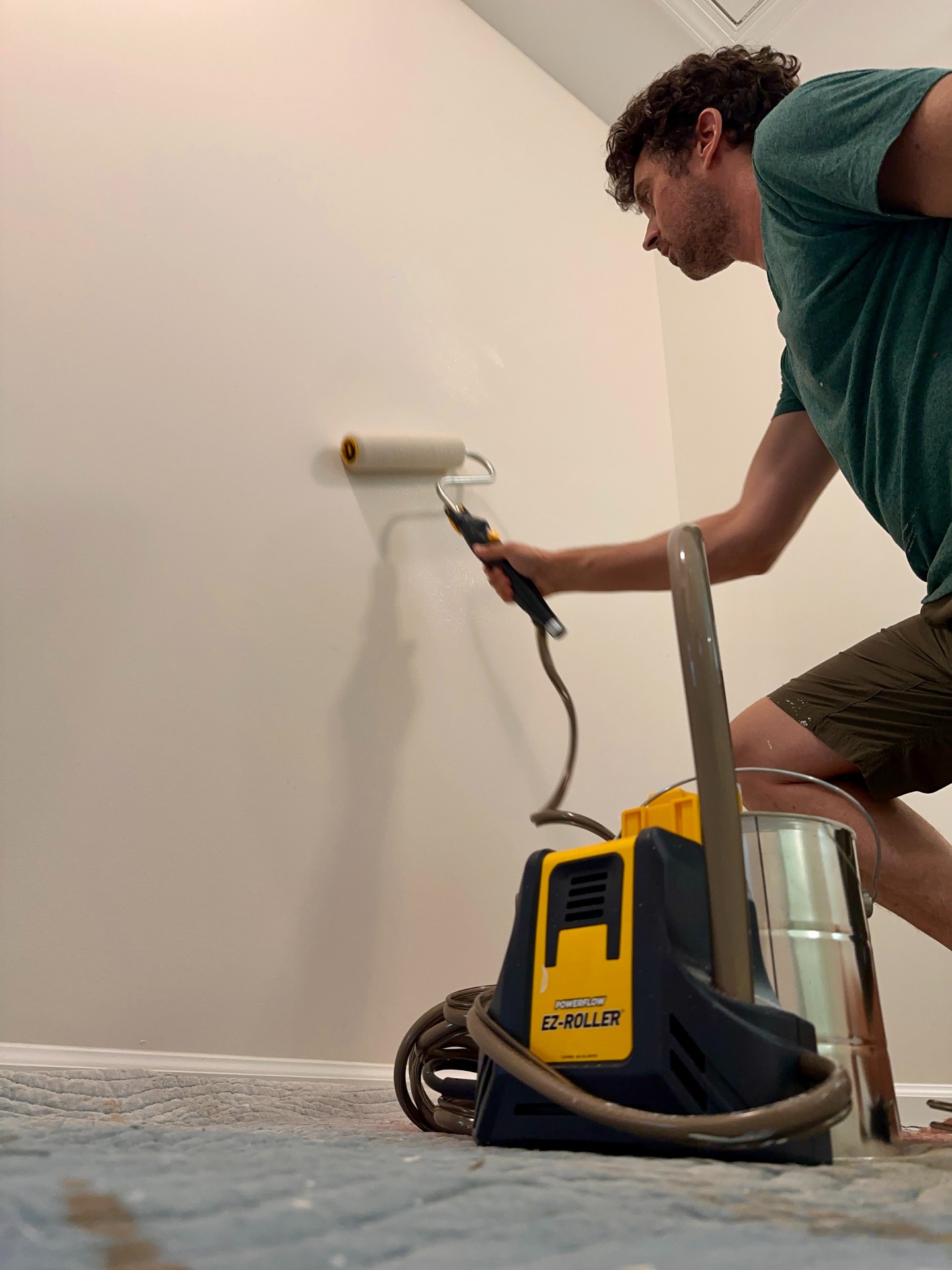 Man use Wagner PowerFlow EZ Roller