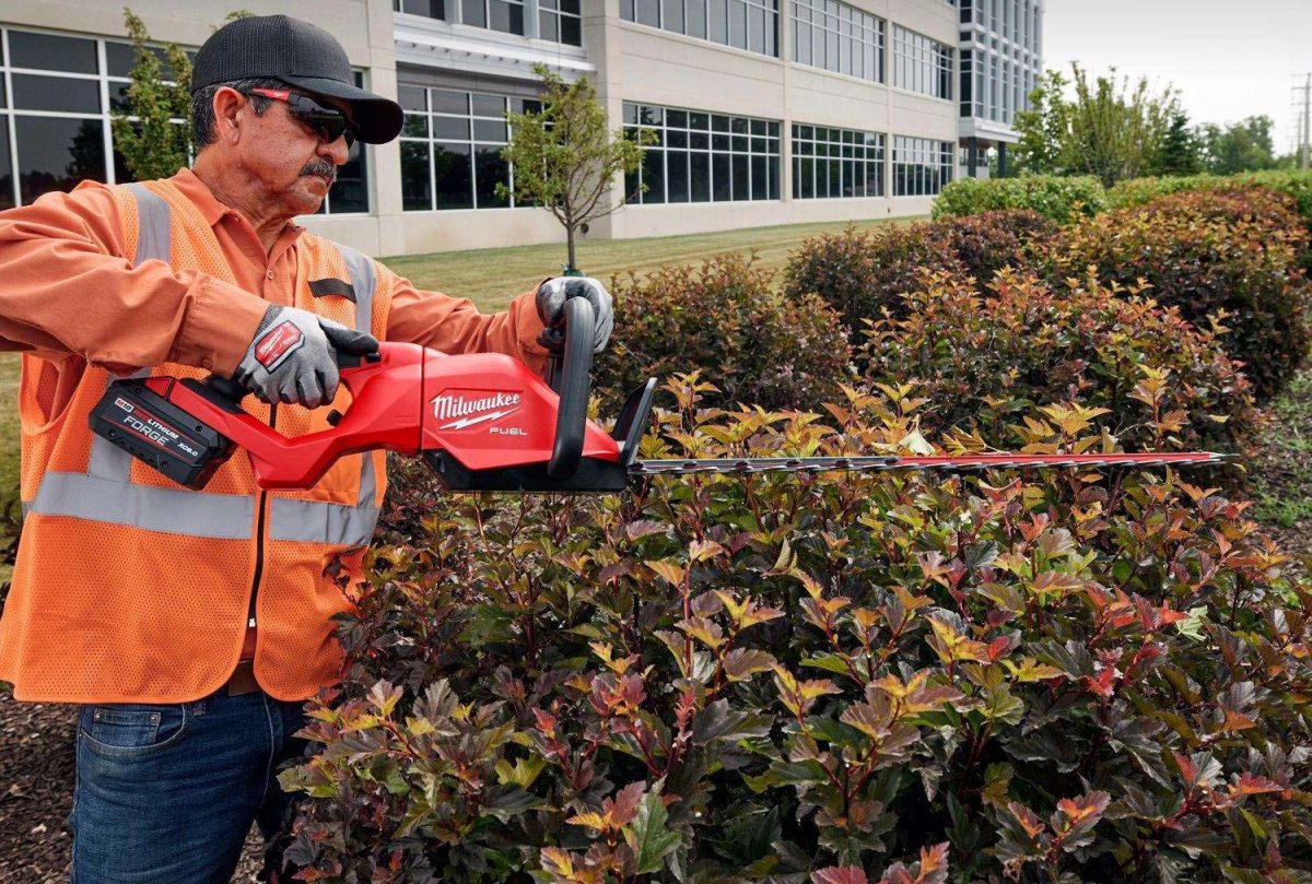 Milwaukee Outdoor Tools Milwaukee M18 Fuel 24 Battery Hedge Trimmer