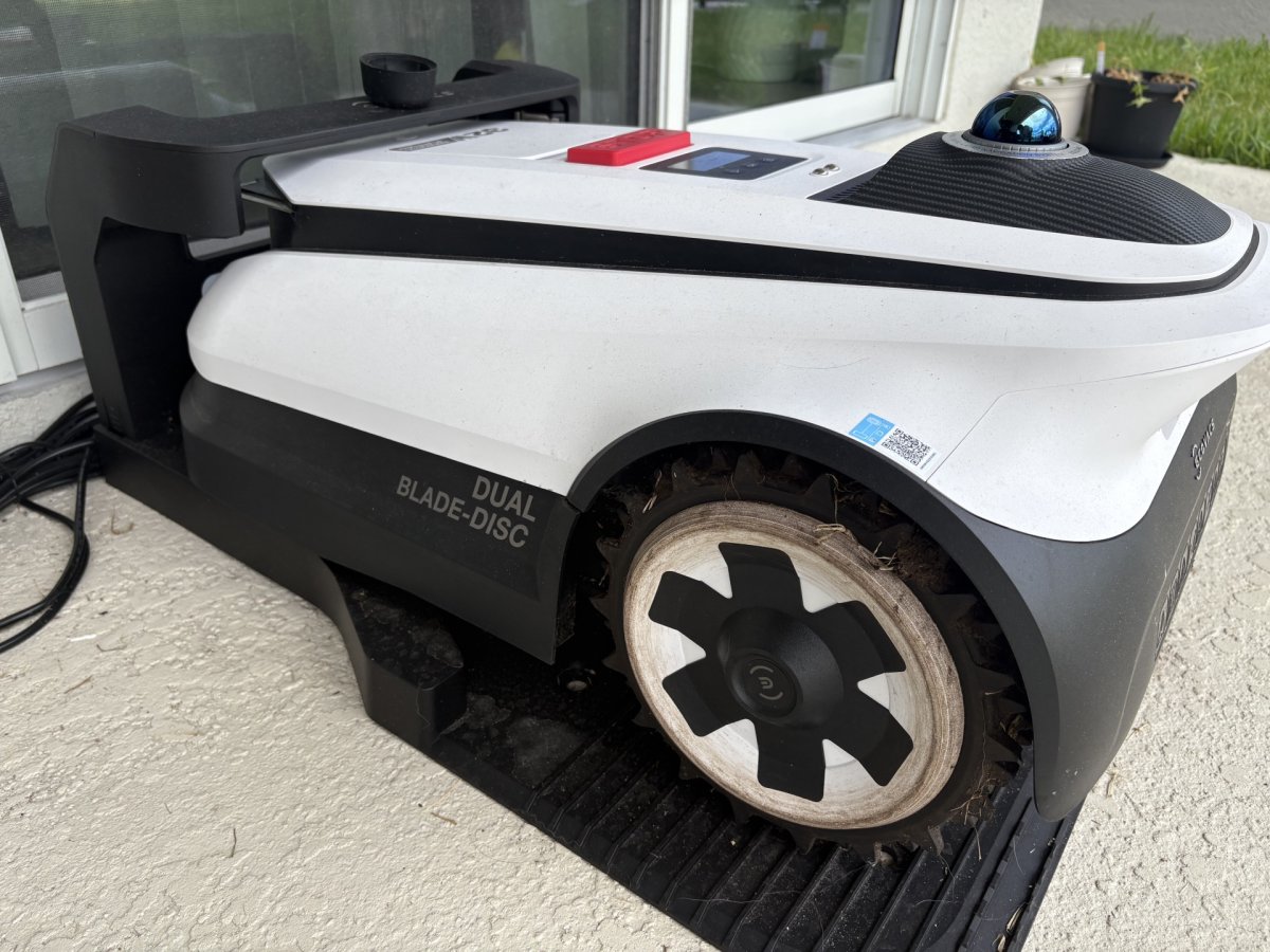 EcoVacs GOAT parked01
