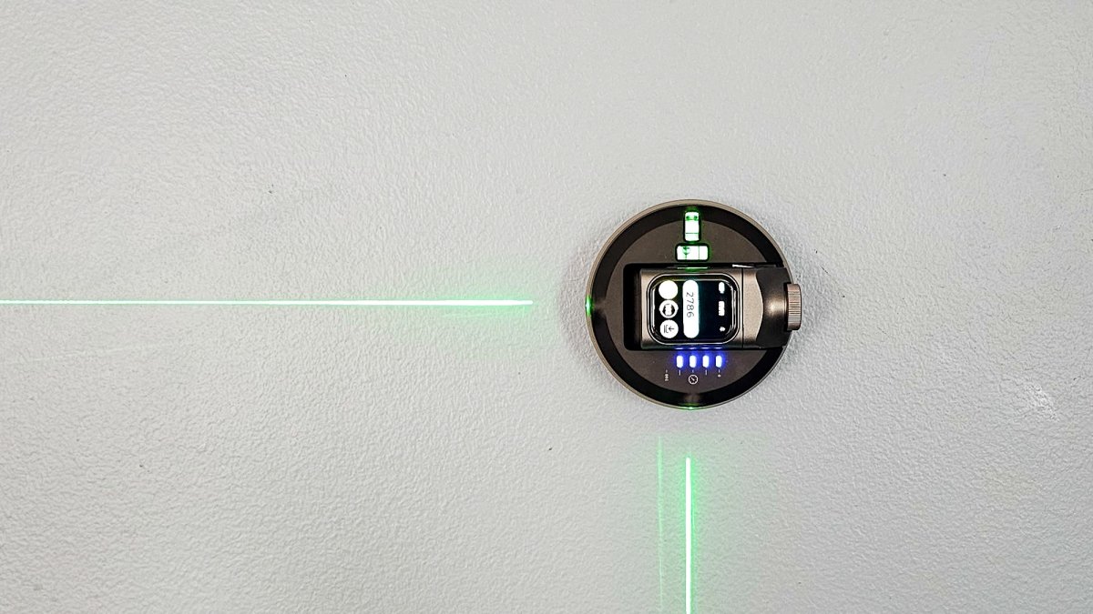 HOZO M-Cube 2 Projecting laser leveling lines on the wall