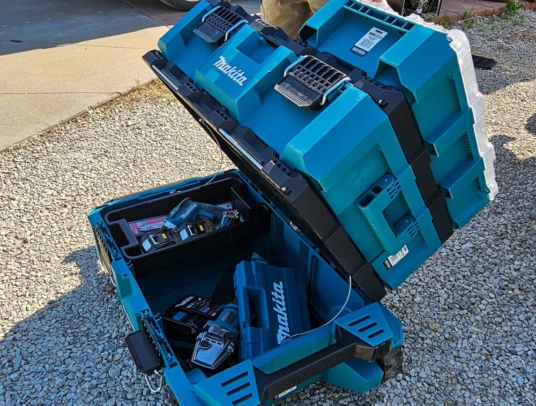 Opening a bottom box on a Makita MakTrak set without unstacking