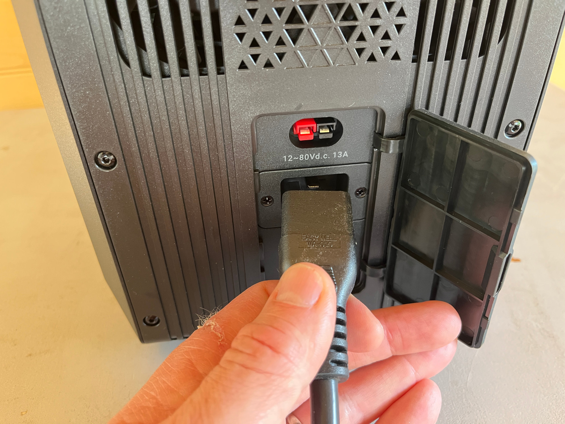 Oupes Mega 1 charging ports
