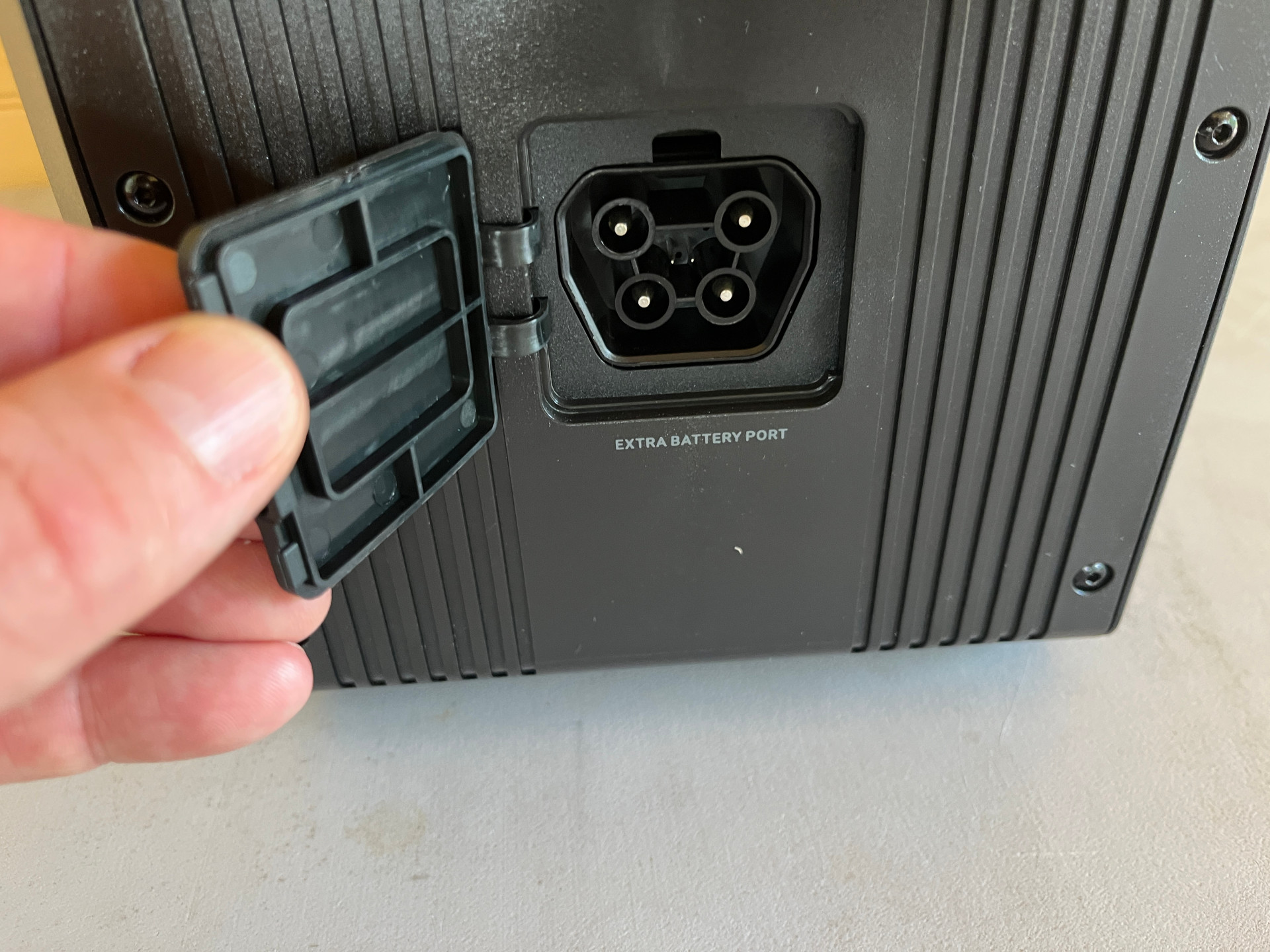 Oupes Mega 1 extra battery port