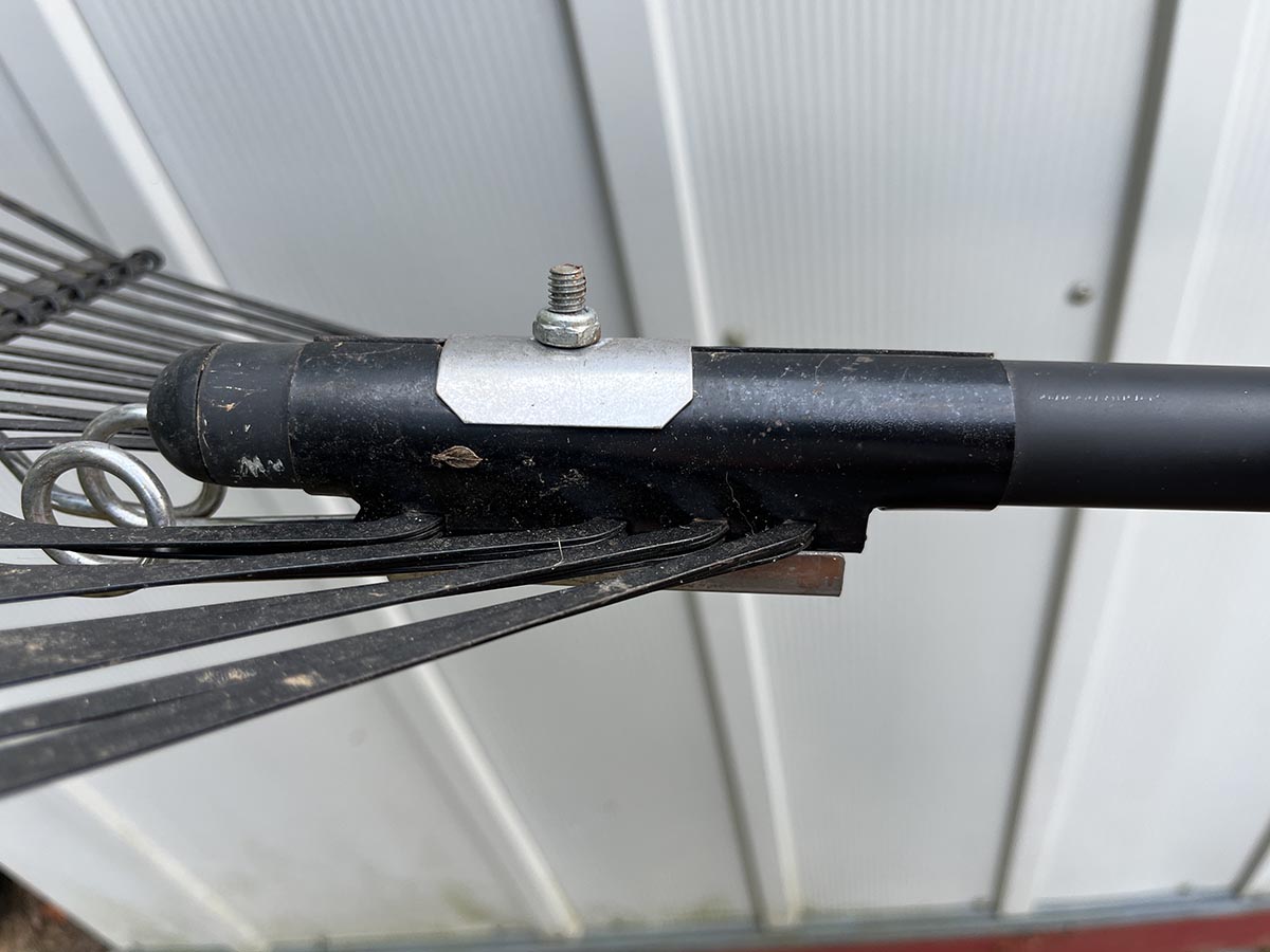 Razor-Back leaf rake socket