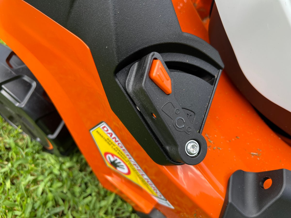 Stihl RMA 448 V mulch_discharge control