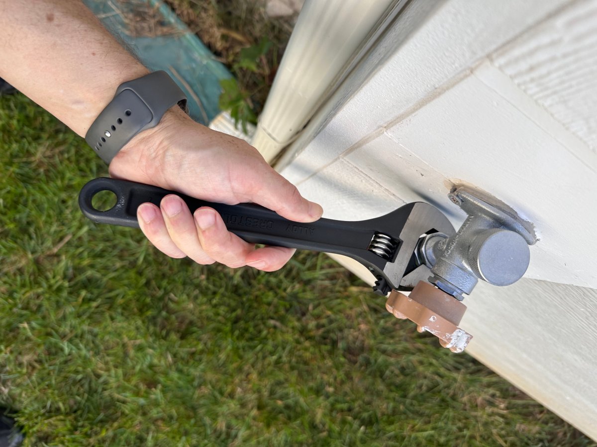 Crescent wrench adjusting hose adapter