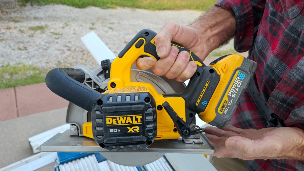 DeWalt DCS383B Metal-Cutting Circular Saw 3