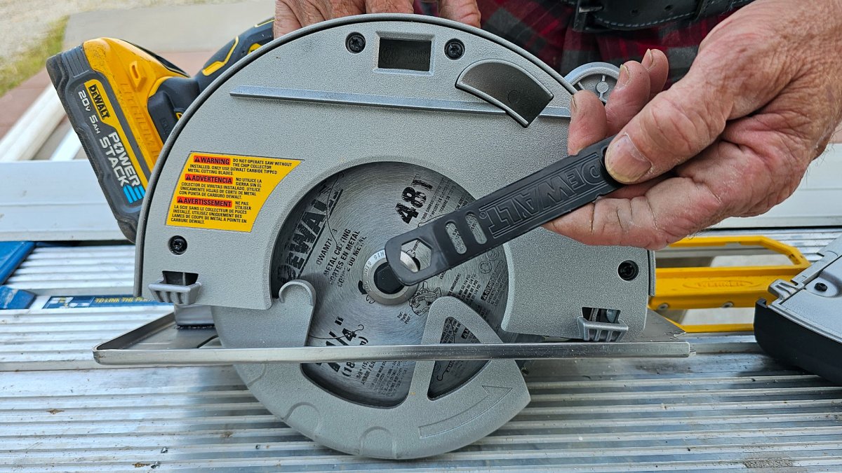 Easy blade change with wrench stored onboard