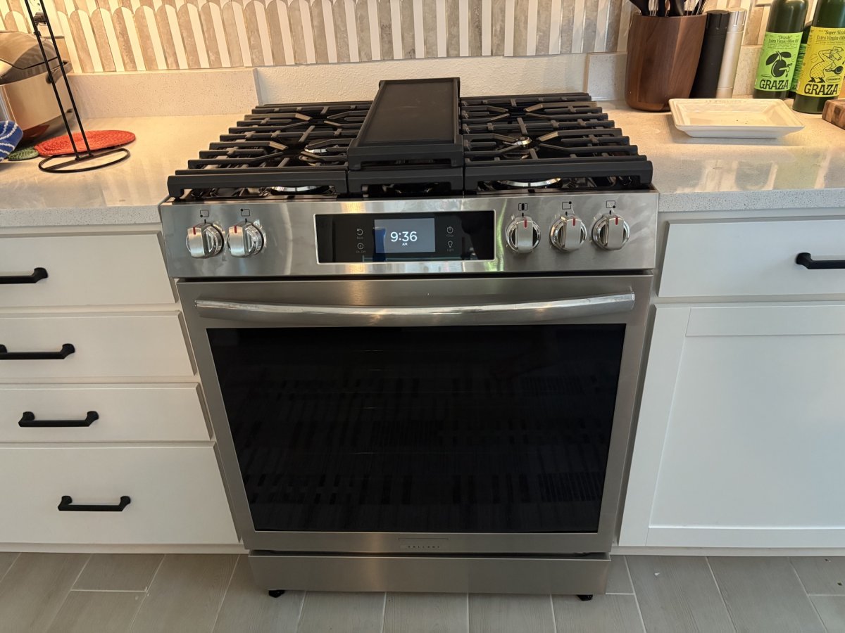 Frigidaire Gallery with Pizza Oven_front