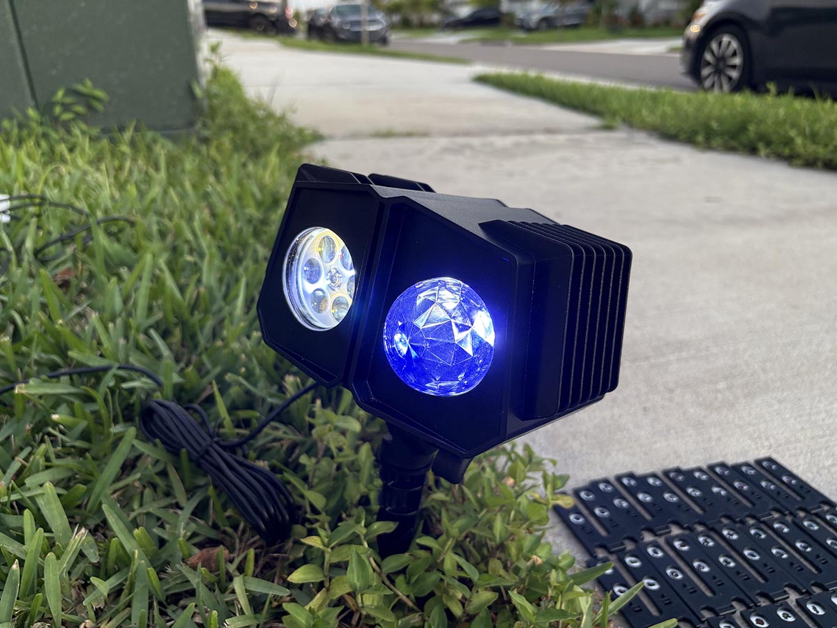 Minetom_light_projector_on_dusk