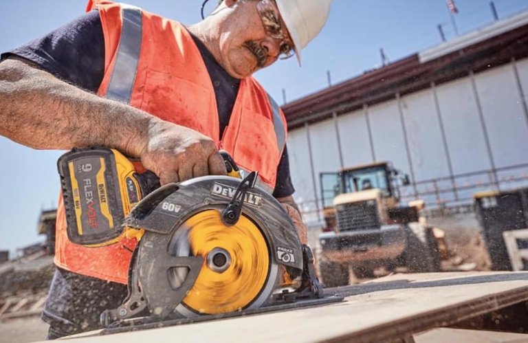 October Free Tool or Battery DeWalt FlexVolt 60V 7-1