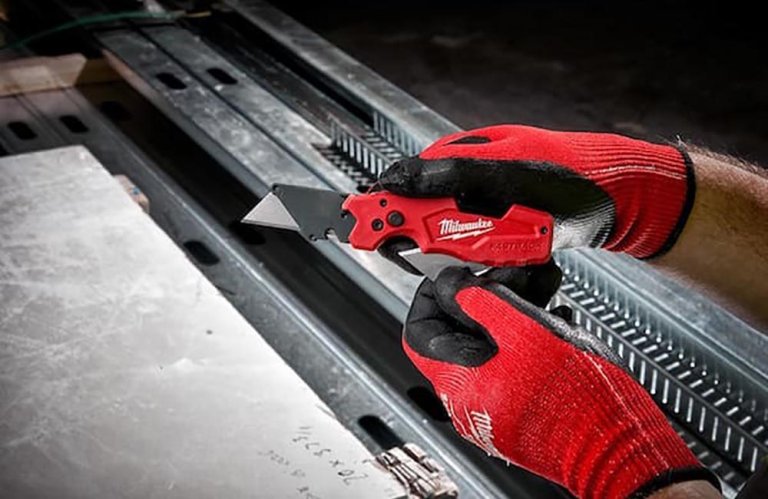 October Milwaukee Must-Haves Milwaukee FASTBACK 6-in-1 Folding Utility Knives