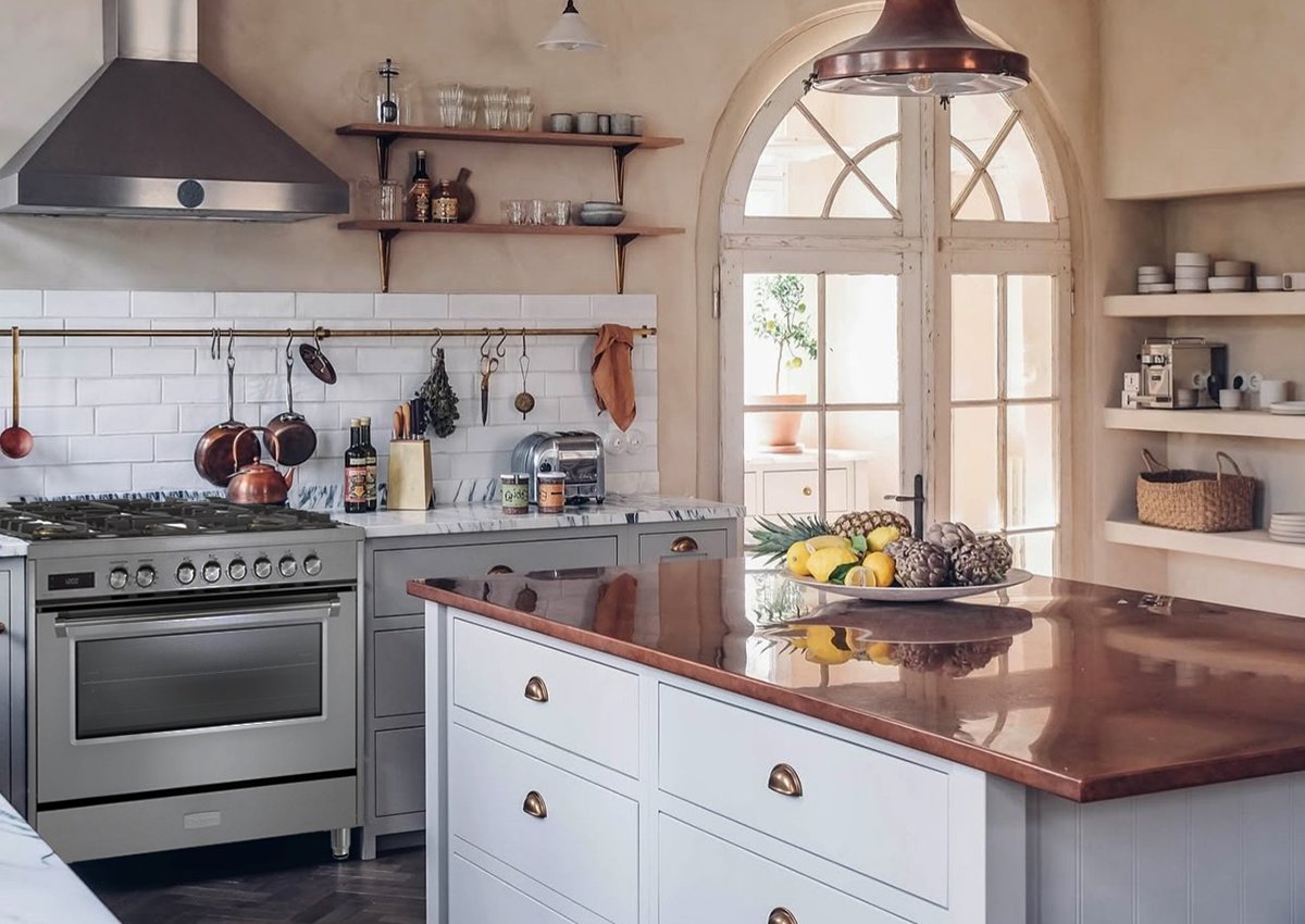 A Verona range pictured in an Italian-inspired kitchen.