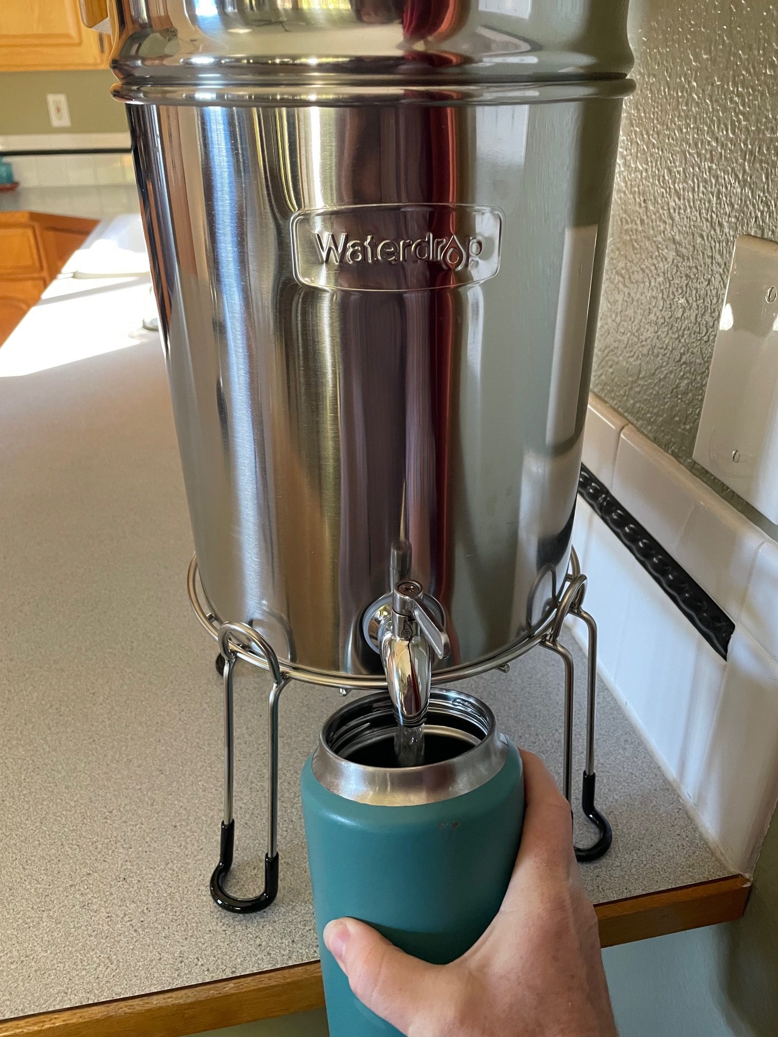 Waterdrop King Tank gravity water filter in use