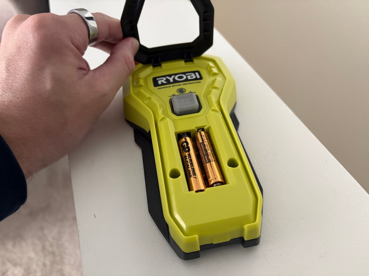 Ryobi Stud Finder open batteries