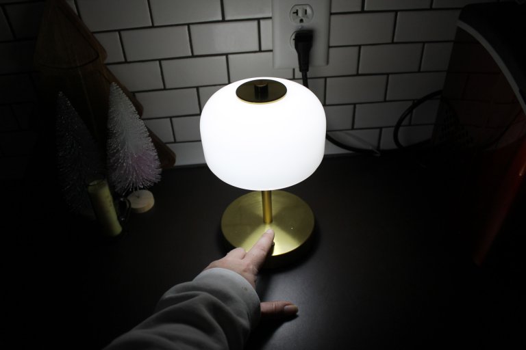 Changing light brightness on oneach rechargeable lamp