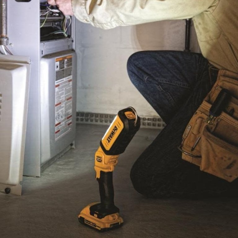 DeWalt work light deal on Amazon during holiday shopping deals