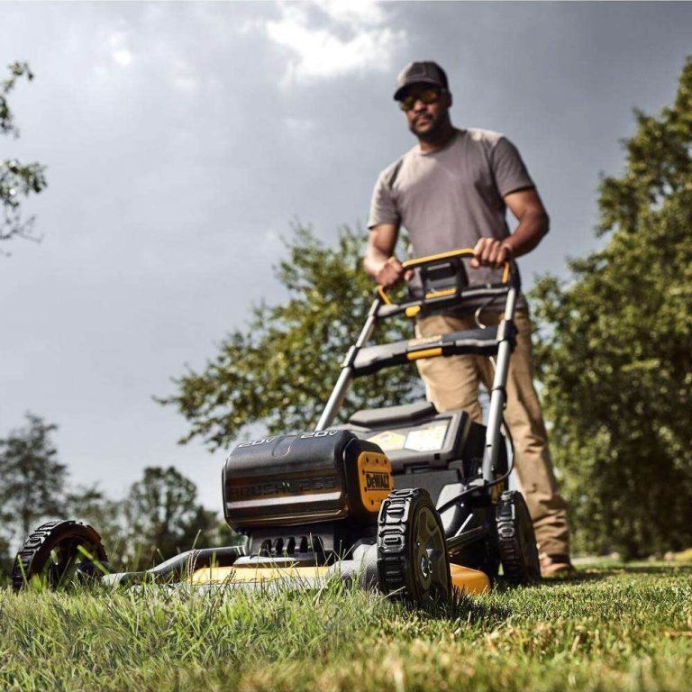 DeWalt 2x20V MAX 21 in. Battery Lawn Mower Kit