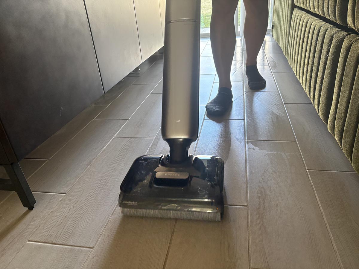 Dreame mop vacuum mopping floor