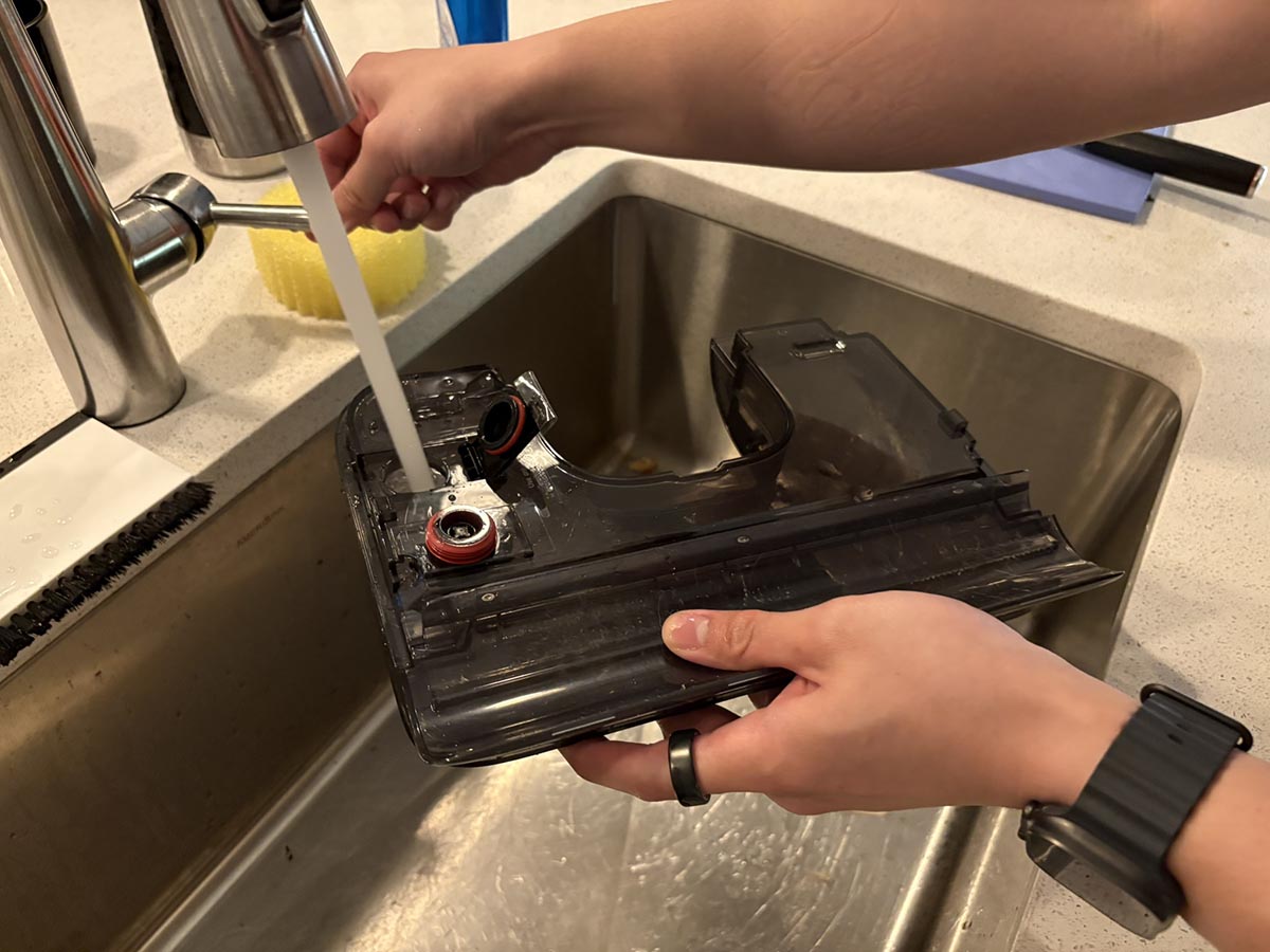 Dreame mop vacuum refilling 02