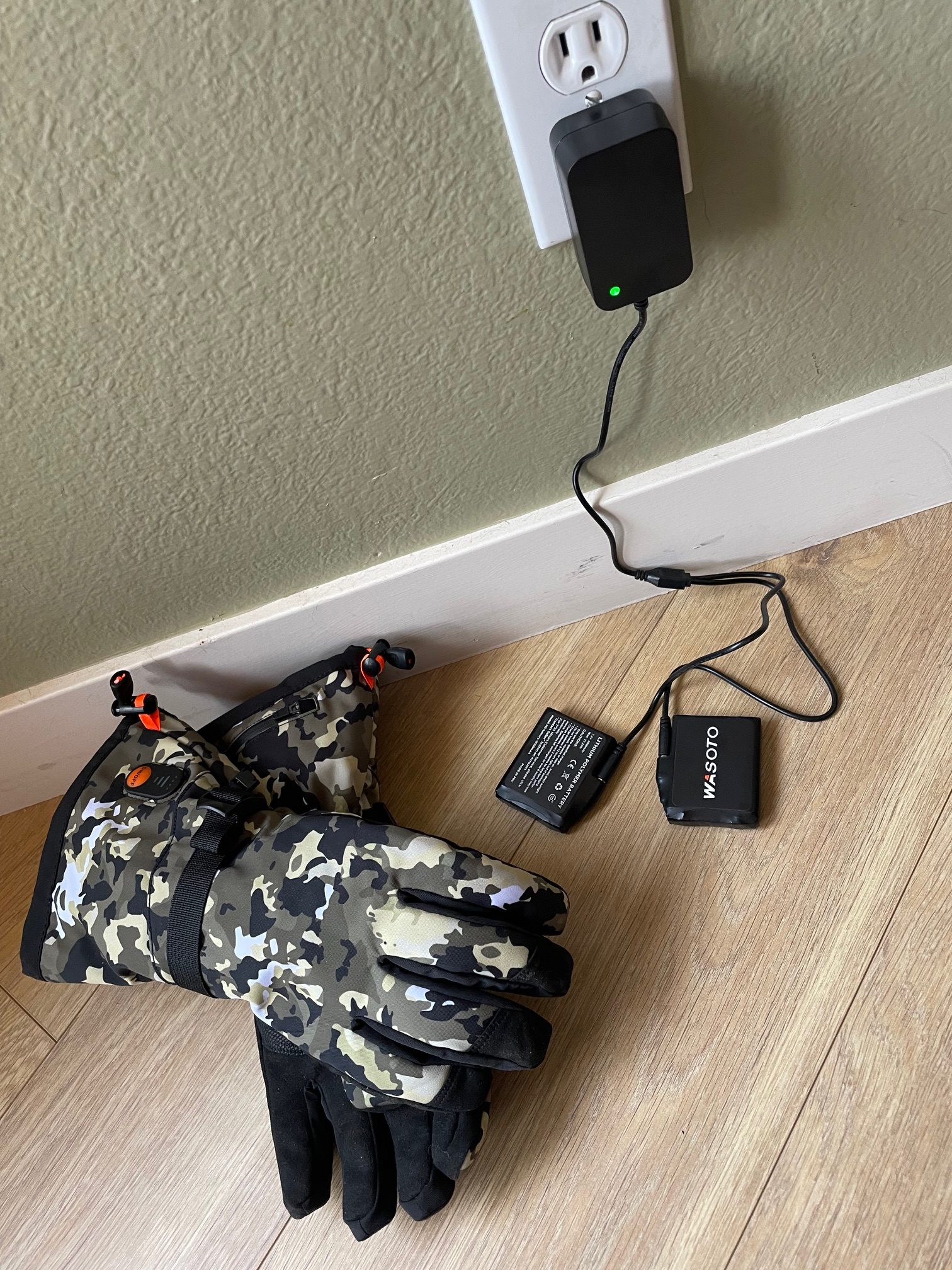 Wasoto Waterproof Rechargeable Heated Gloves charging
