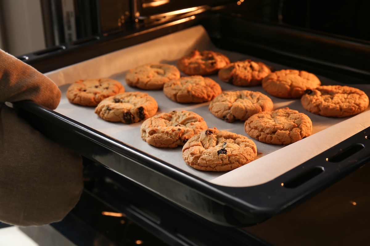 A baking sheet with fresh cookies from a repaired gas oven.
