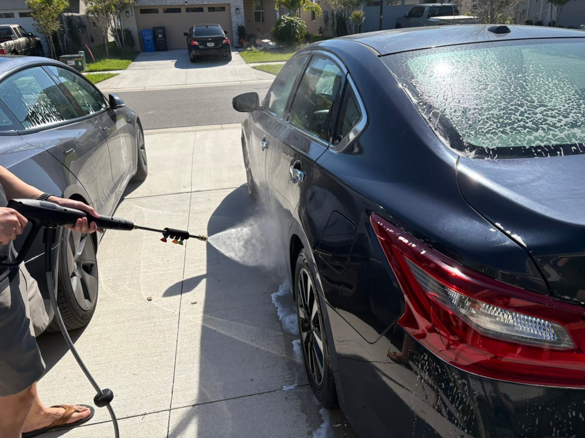 Using the Giraffe Tools pressure washer to wash a car 3