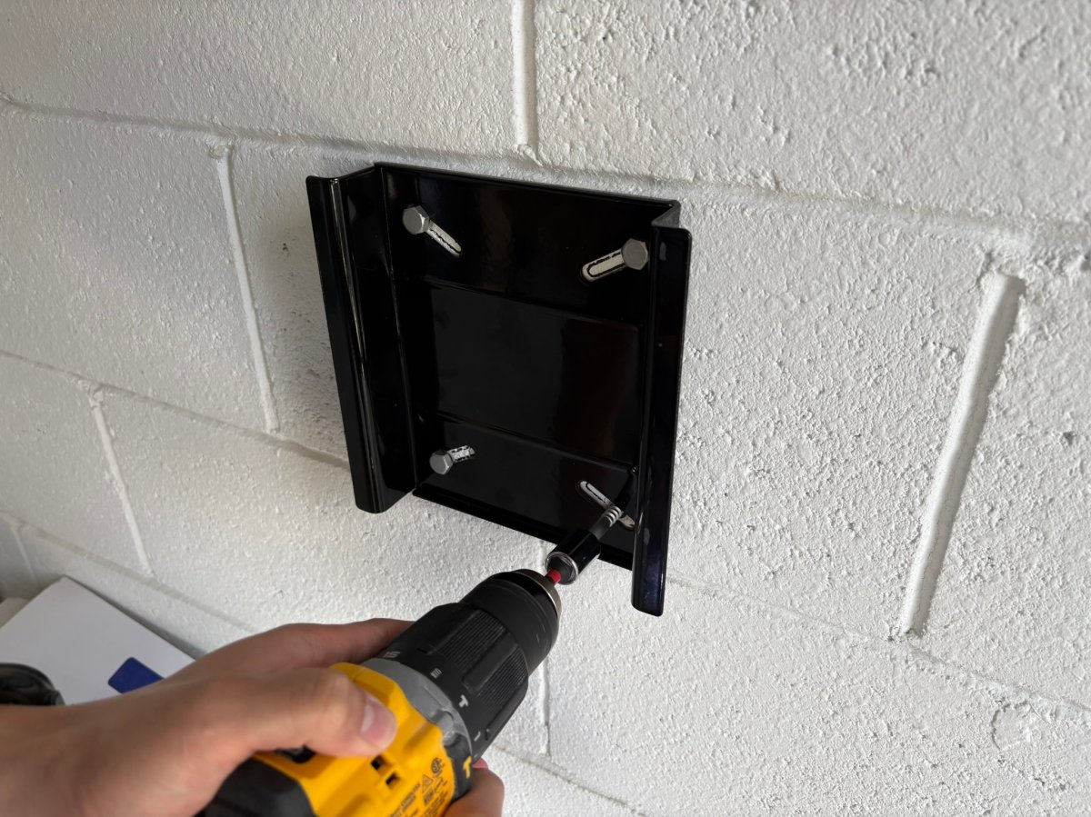 Installing the Giraffe Tools pressure washer mount screws