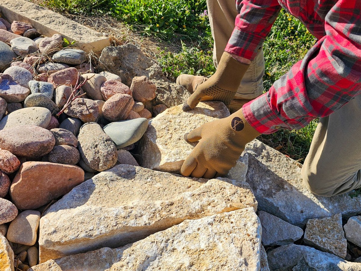 Setting stones wearing Cross Point gloves