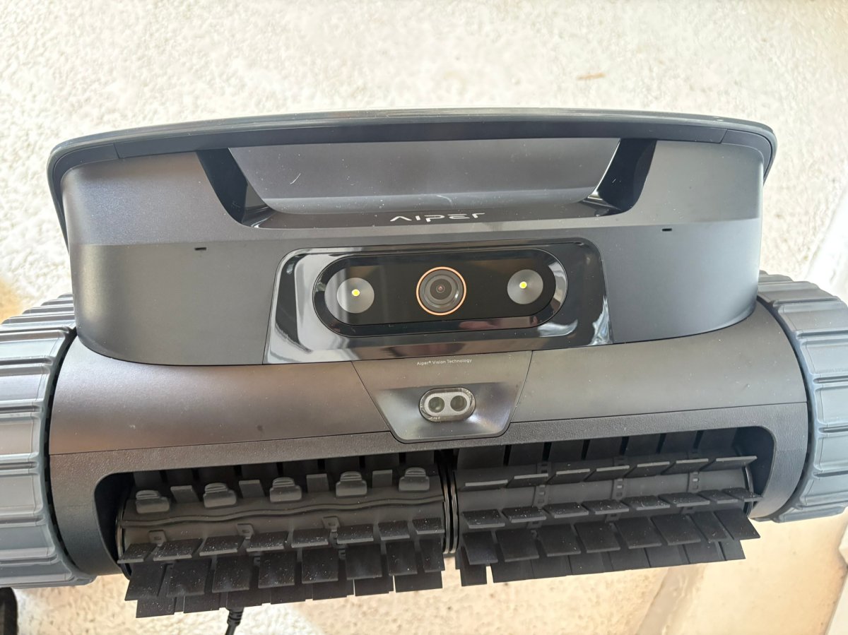 A close-up look at the Aiper Scuba V3 cleaning bristles