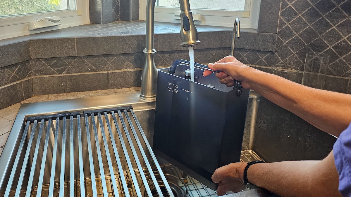 A product tester refilling the Waterdrop M6H