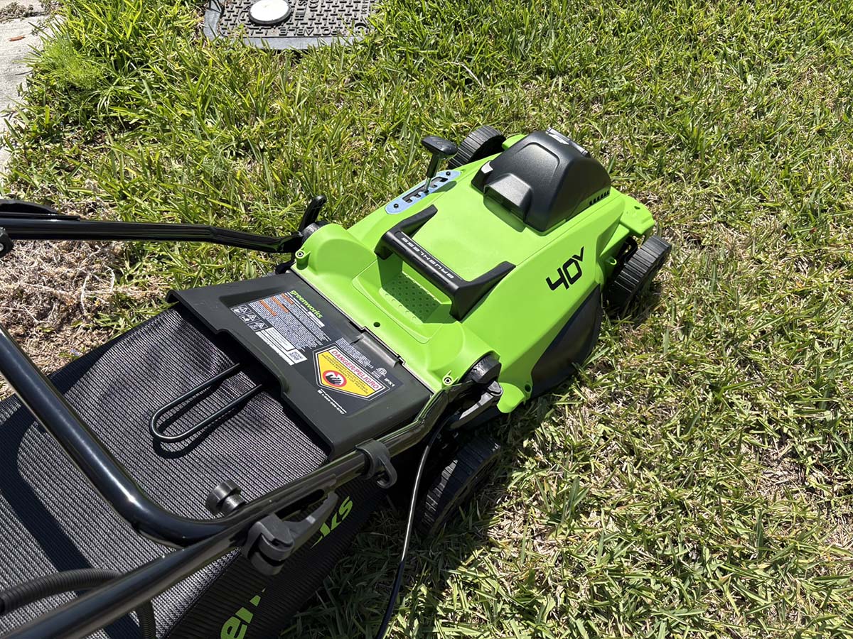 Greenworks small lawn mower 02
