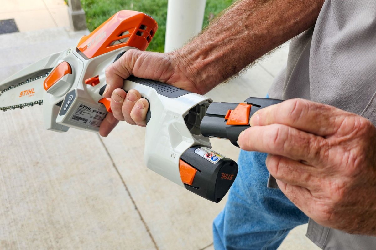 Inserting batteries on Stihl GTA 30(1)