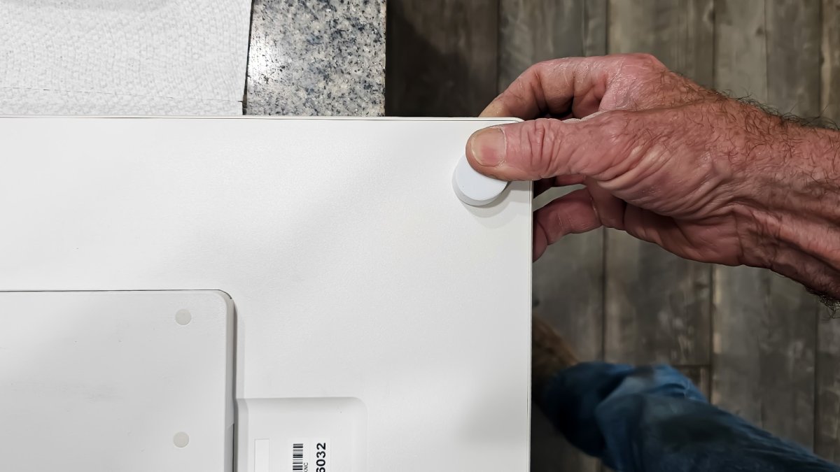 Rubber stoppers on back to hold the unit stable