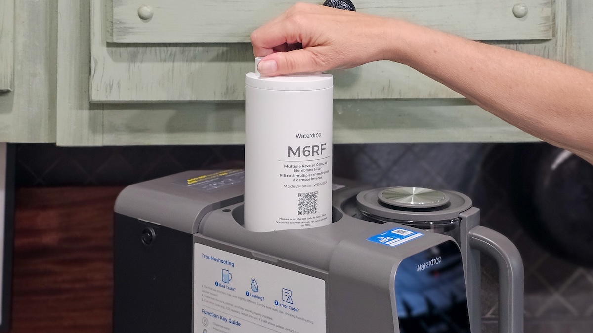 Sliding the filter into place in the Waterdrop M6H