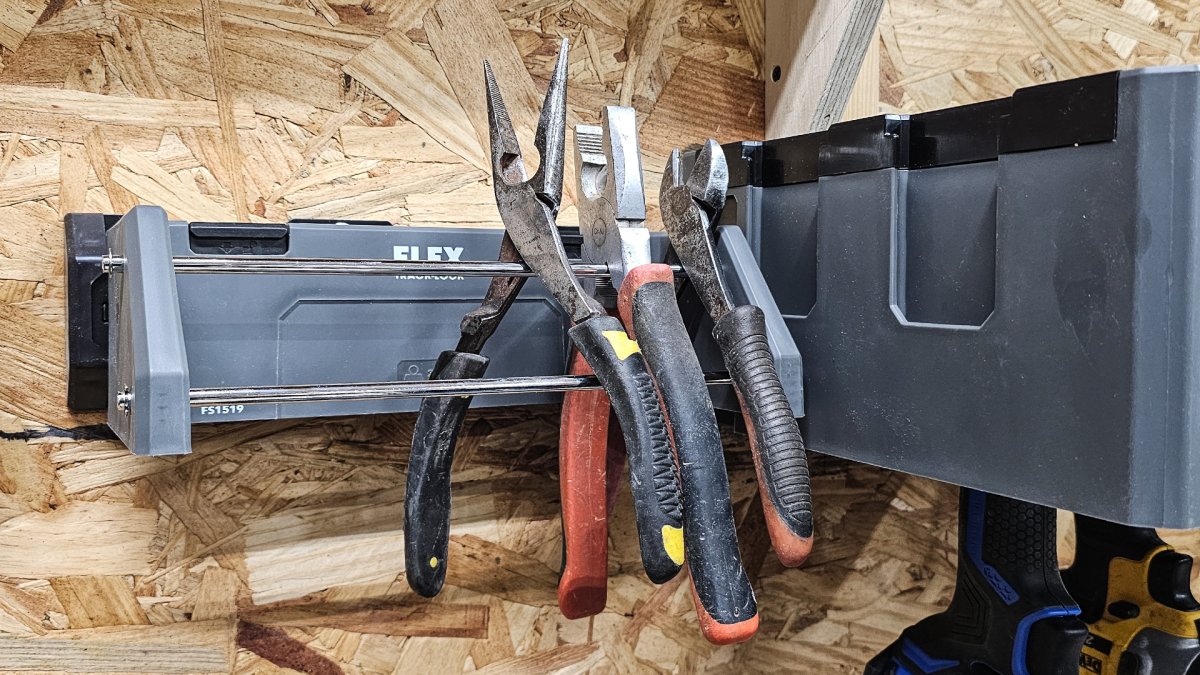 Special holder for pliers on on the Flex Track Lock