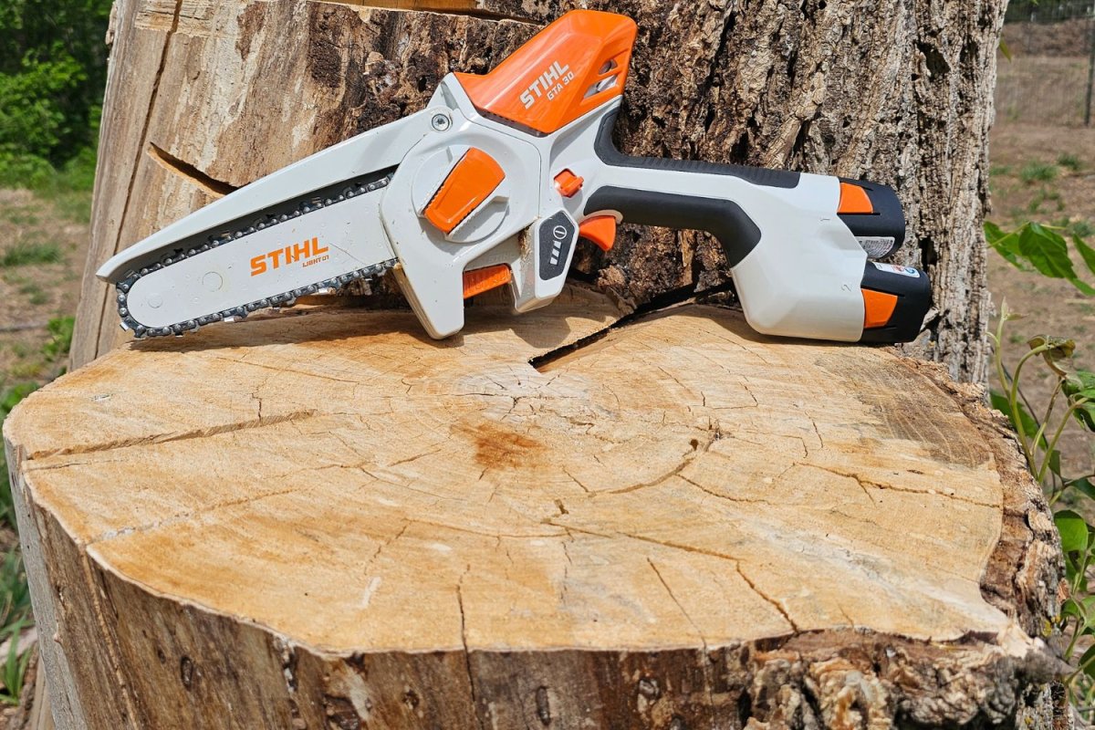 Oiling the chain of the Stihl GTA 30