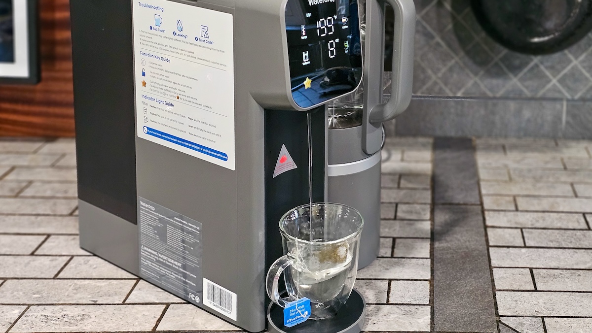 The Waterdrop M6H dispensing hot water for tea