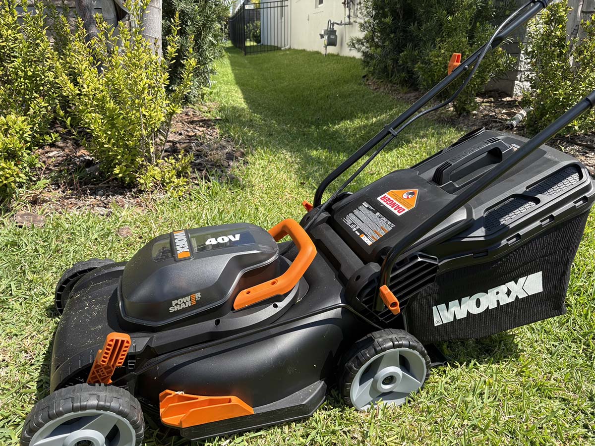 Worx small lawn mower 01