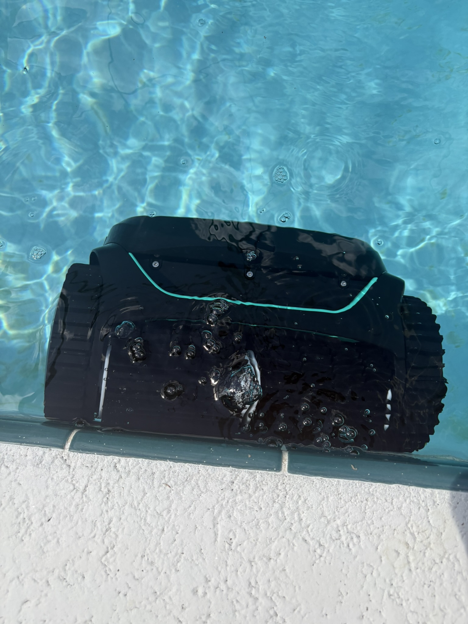 Wybot C2 wall cleaning